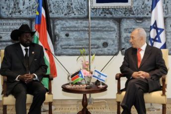 رئيس جنوب السودان سلفاكير ميارديت لدى لقاءه نظيره الاسرائيلي شيمون بيريز في القدس يوم الثلاثاء