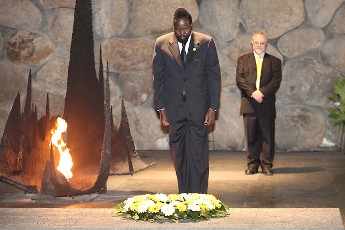 الرئيس الجنوب سوداني سلفاكير لدى زيارته متحف الهولوكوست في اسرائيل