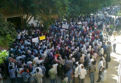 صورة يظهؤ فيها الطلاب المعتصمينن في جامعات الخرطوم في يوم أمس الخميس 29 ديسمبر 2011 (سودان تبربيون)