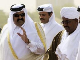 امير قطر يتحدث للرئيس السوداني في صورة تعود إلى عام 2009