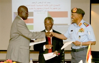 وزيري الدفاع السوداني والجنوب سوداني في صورة تعود للعام الماضي (رويترز)