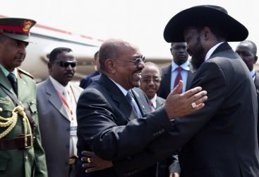 الرئيس سلفا كير يستقبل الرئيس عمر البشير في مطار جوبا في يوم 9 يوليو 2011 عند اعلان استقلال جمهورية جنوب السودان (رويترز)