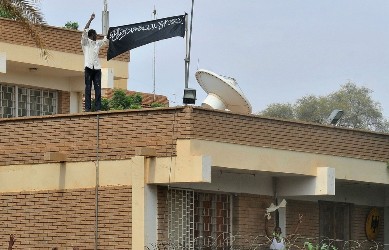 متظاهرون يرقعون علم الحركات الجهادية فوق السفارة الالمانية في الخرطوم بعد مظاهرة  للاحتجاج على فيلم مسيء للسلام في 14 سبتمبر 2012 (وكالة الانباء الفرنسية)