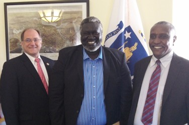 رئيس الحركة الشعبية لتحرير السودان شمال مالك عقار وامينها العام ياسر عرمان في صورة مع أحد اعضاء الكونغرس في زيارة سابقة لواشنطن خلال العام الماضي 2012 (صورة الحركة الشعبية)
