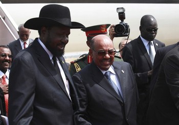 الرئيس عمر البشير عند وصوله لمطار جوبا  في أبريل  الماضي وبرفقته الرئيس سلفا كير الذي استقبله عند سلم الطائرة  (رويترز)
