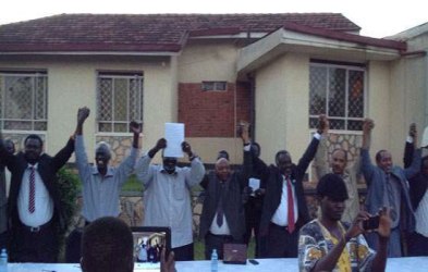 زعماء وممثلي قوى المعارضة السياسية والمسلحة يرفعون ايديهم بعد التوقيع المبدئي على اتفاقية الفجر الجديد في كمبالا 5 يناير 2013 (صورة الجبهة الثورية)