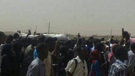 موكب تشييع أحد طلاب دارفور قتل بجامعة الخرطوم في 2014