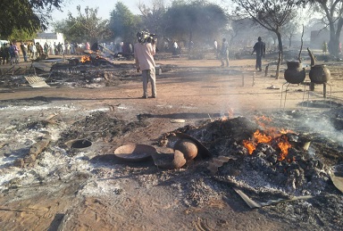 النيران تقضي على عشرات المنازل بمخيم السلام - 