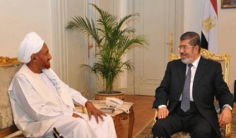 الرئيس المعزول محمد مرسي في لقاء سابق مع زعيم حزب الأمة السوداني الصادق المهدي