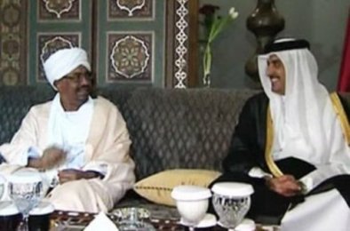 أمير دولة قطر الشيخ تميم بن حمد يستقبل الرئيس السوداني عمر البشير عند وصوله للدوحة  في 8 يوليو 2014 (القطرية)