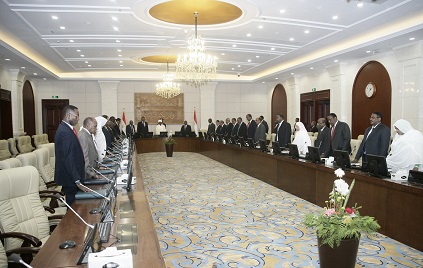 وزراء الحكومة الجديدة يقسمون أمام الرئيس عمر البشير الأحد 7 يونيو 2015 