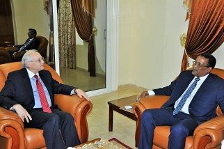 المبعوث الأميركي دونالد بوث ومساعد الرئيس السوداني إبراهيم محمود بالخرطوم ـ الثلاثاء 30 أغسطس 2016