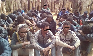 أجانب أوقفتهم قوات (الدعم السريع) قبل تهريبهم عبر الصحراء شمال السودان ووصلوا في 30 يوليو 2016 إلى الفاشرـ صورة خاصة بـ(سودان تربيون)