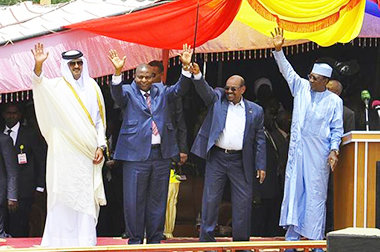 من اليمين: الرئيسين التشادي والسوداني وأمير قطر ورئيس أفريقيا الوسطى