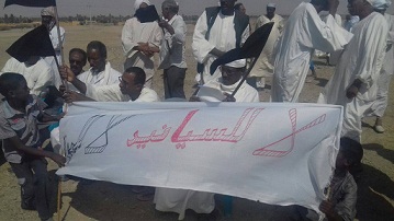 صورة من مواقع التواصل الاجتماعي لمحتجين في (صواردة) يرفعون لافتة ترفض مصنع (السيانيد)