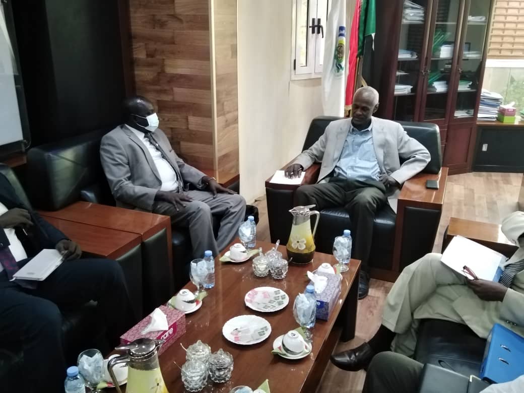 وزيرا الري السوداني والجنوب سوداني ـ الخرطوم 9 أبريل 2021