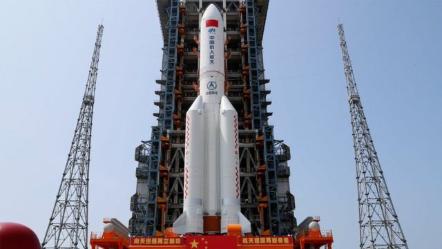 الصاروخ الصيني الهائم في الفضاء قبل اطلاقه ـ وكالات