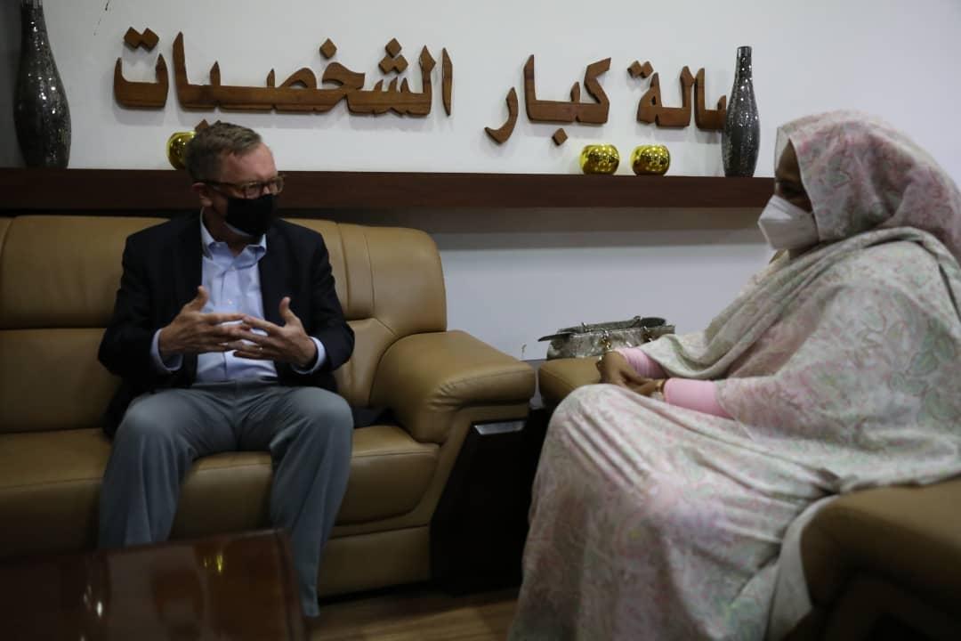 وزيرة الخارجية السودانية مريم المهدي تستقبل المبعوث الأميركي للقرن الأفريقي جيفري فيلتمان بمطار الخرطوم ـ 7 مايو 2021