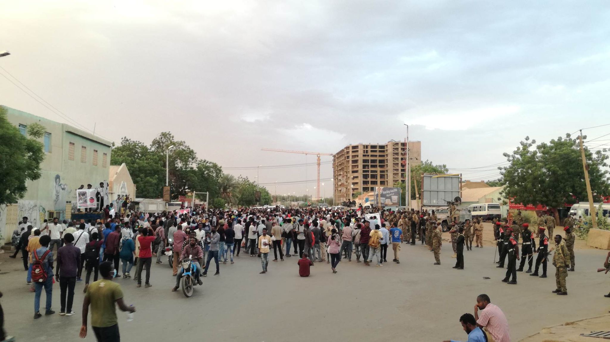 افطار أسر شهداء فض الاعتصام أمام قيادة الجيش بالخرطوم ـ 11 مايو 2021 (صورة لسودان تربيون)