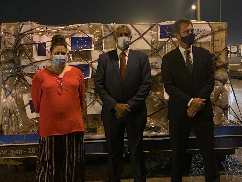 سفيرا الاتحاد الأوروبي وفرنسا مع مسؤول سوداني في استقبال معدات طبية لمكافحة كورونا ـ مطار الخرطوم 24 يونيو 2021