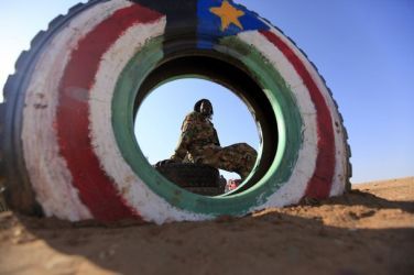 جندي من الجيش الشعبي يجلس في نقطة حدودية بولاية جنوب كردفان بين دولتي السودان وجنوب السودان ..صورة من (رويترز)