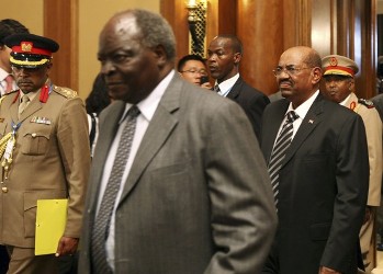الرئيس الكينى مواى كيباكى وخلفه الرئيس السوداني عمر البشير يخرجان من قاعة اجتماعت قمة الايقاد في 25 نوفمبر 2011