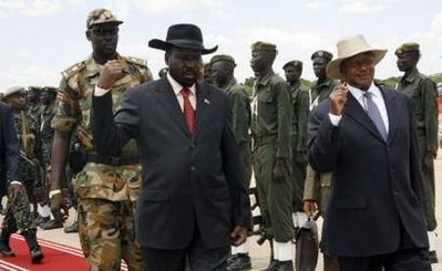 رئيس جنوب السودان سلفا كير برفقه نظيره الاوغندي يوري موسيفيني