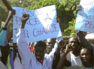 Sudanese_refugees_demonstrate_in_Nairobi_20031219.jpg