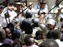 Sudanese_refugees_clash_with_egy_police.jpg