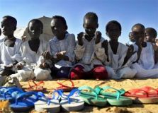 Displaced_Sudanese_children_pray.jpg
