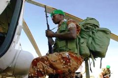 Rwandan_AU_troops_board_a_helicopter.jpg