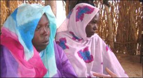Darfur_refugee_women.jpg