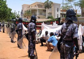 Sudanese_riot_police-2.jpg