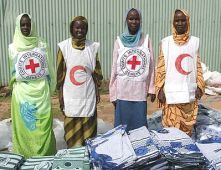 Aid workers from the ICRC and Sudanese Red Crescent distribute blankets to Sudanese refugees in Sudan's Darfur. (File -Photo ICRC).