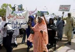 Sudanese_women_hold_banners.jpg
