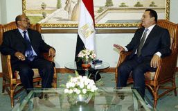 Mubarak_meets_al-Beshir_Sept_17_05.jpg