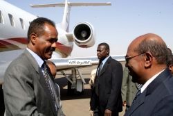 Eritrean President Issaias Afeworki (R), seen here on Nov 29, 2007 with Sudanese President Omar al-Beshir at Khartoum Airport (SUNA)