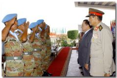 Mubarak_inspectes_peacekeepers.jpg