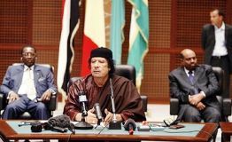 Gadhafi_speaks_President_Idriss.jpg