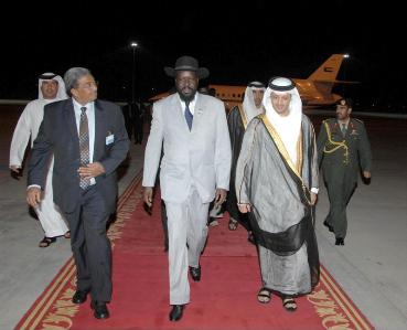 Salva Kiir arrives at Abu Dhabi airport with Sudanese Ambassador Ahmed Abdel-Kareem (Left); Chief of UAE Red Crescent Society Ali Al-Ka'abi (right) - (WAM)