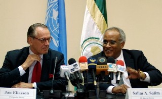 Jan Eliasson from the United Nations (L) and Salim Ahmed Salim from the African Union, hold a joint press conference at the UN headquarters in Khartoum on April 19, 2008 (AFP)
