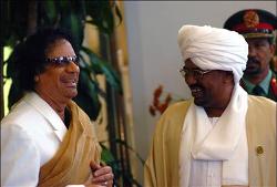 Libyan leader Muammar Gaddafi (L) talks with Sudanese President Omar al-Bashir at the opening session of the annual Arab summit in Khartoum,capital of Sudan March 28, 2006