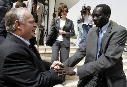 Sudanese Foreign Minister Deng Alor (R) welcomes new US special envoy for Sudan Richard Williamson (L) upon his arrival for a meeting in Khartoum on February 25, 2008 (AFP)