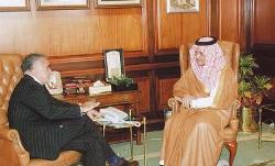 The prosecutor of the International Criminal Court Luis Moreno-Ocampo (left) and Saudi foreign minister Saud Al-Faisal (right) in Riyadh; May 14, 2008