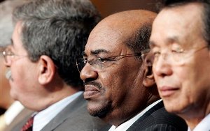 Sudanese President Omar al-Bashir, center, participates with South Korean Prime Minister Han Seung-soo, right, in the opening ceremony of the Korea-Arabs Society in Seoul, South Korea, Monday, May 26, 2008 (AP)