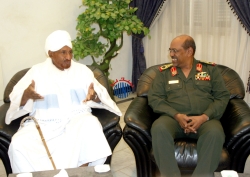 Umma party Sadiq al-Mahdi (left) meeting with Sudan president Omar Hassan Al-Bashir yesterday (SUNA)