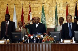 Sudan's president Omar Hassan al-Bashir (C) Arab League Secretary General Amr Moussa (R) and presidential senior assistance Minni Arcua Minnawi (L), attend the opening session for the Arab donation conference for Darfur in Khartoum, October 30, 2007 (Reuters)