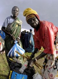People displaced from Abyei divide emergency food rations distributed by the WFP in Agok south Sudan, on June 3, 2008.  (UNMIS)