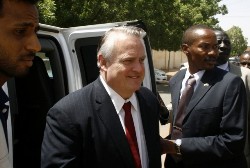 U.S. envoy to Sudan Richard Williamson (C) arrives for a meeting with government officials in Khartoum June 3, 2008 (Reuters)