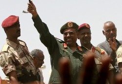 Sudan's President Omar Hassan al-Bashir addresses protesters outside the Sudanese military headquarters in Khartoum, May 14, 2008 (Reuters)